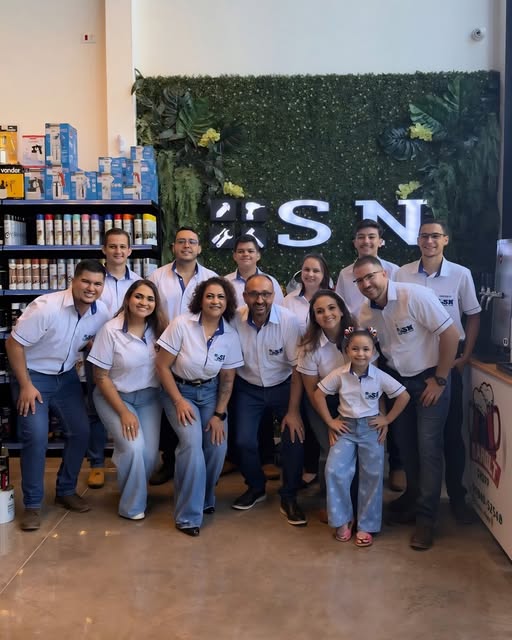 Equipe da SN Ferragens reunida na loja
